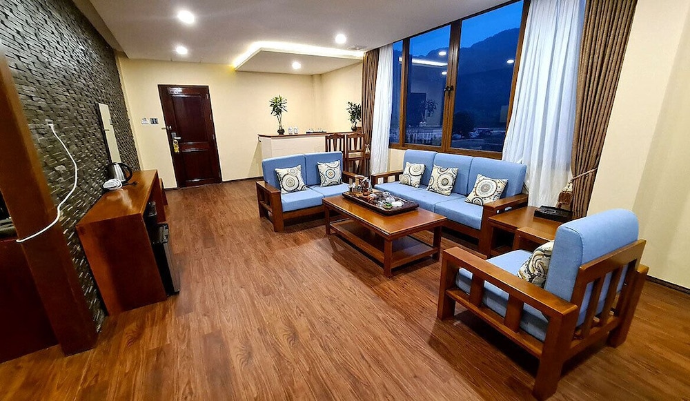 Executive Suite - Photo 5