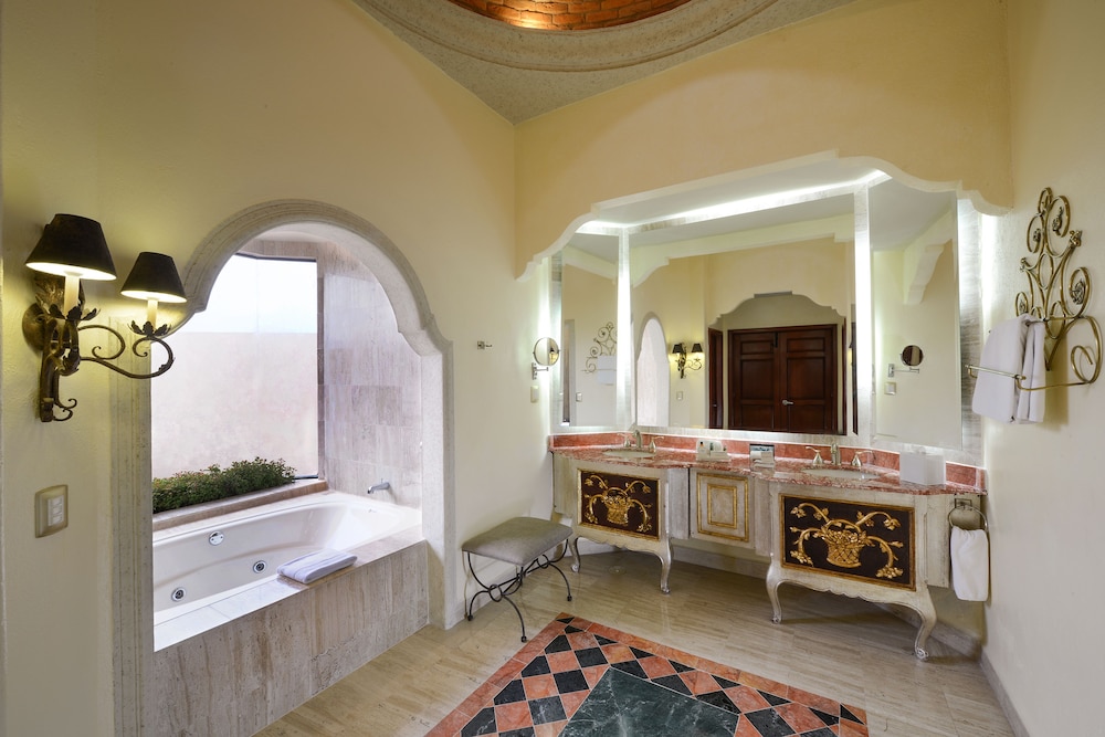 Junior Suite, 2 Double Beds - Photo 4
