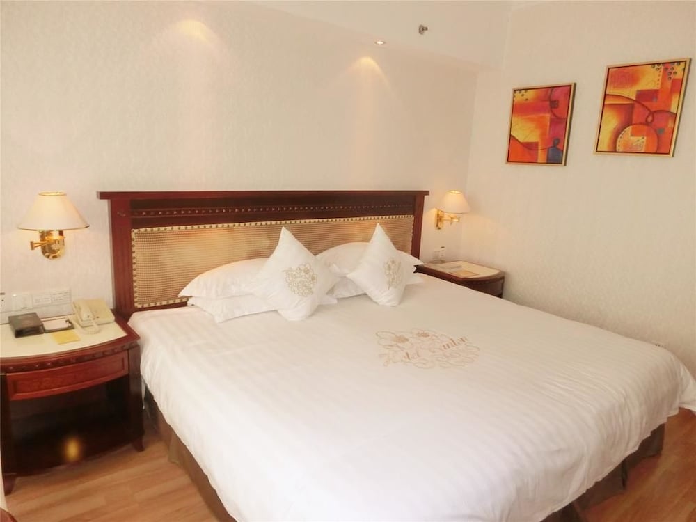 Deluxe King Room - Photo 3