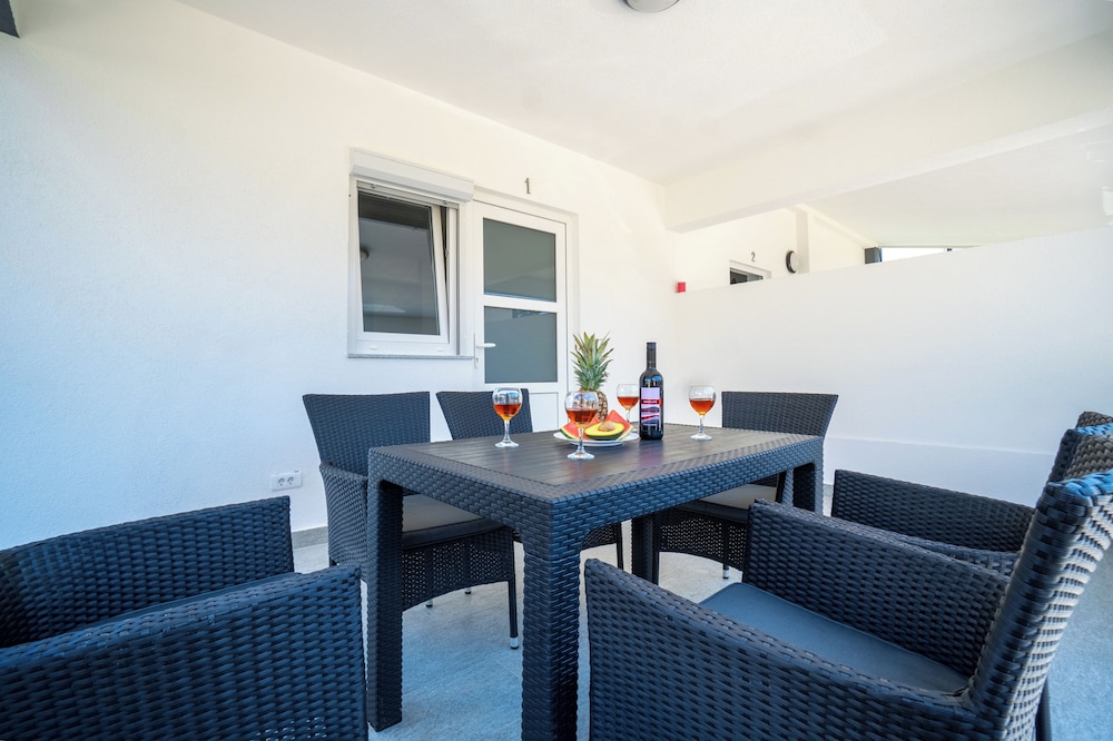 Basic Apartment, Garden View