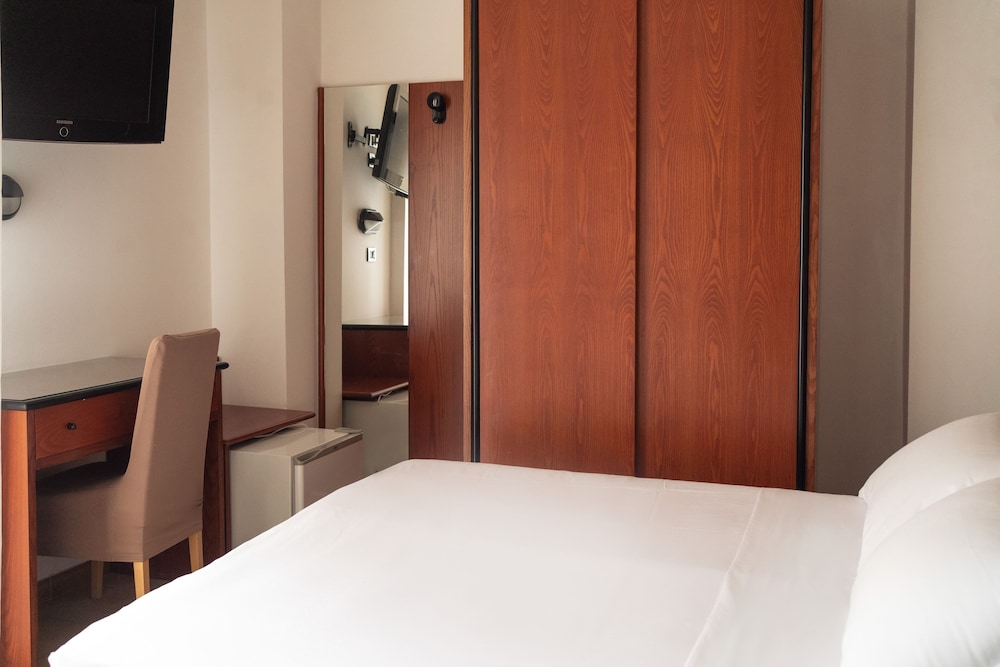 Standard Double or Twin Room - Photo 6