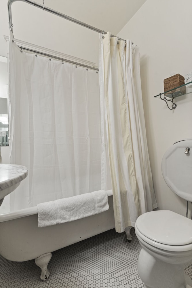 Room, 2 Twin Beds, Private Bathroom - Photo 5