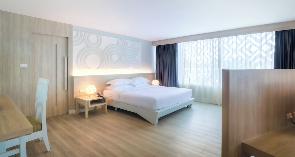 Suite, 1 King Bed, Non Smoking, City View - Photo 8