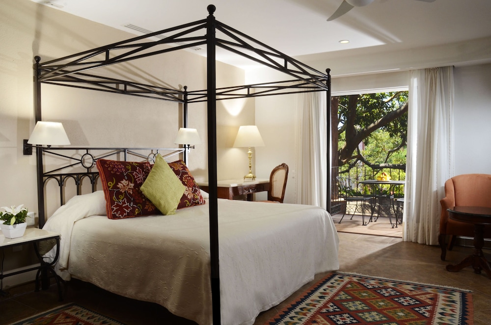 Deluxe Room, 1 Queen Bed photo 2