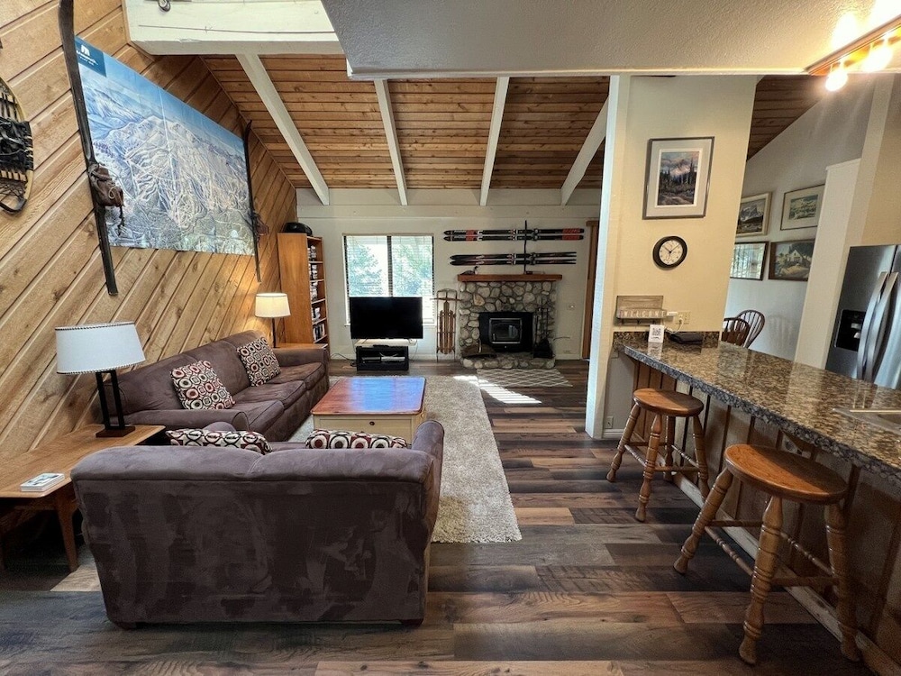 Condo, 2 Bedrooms