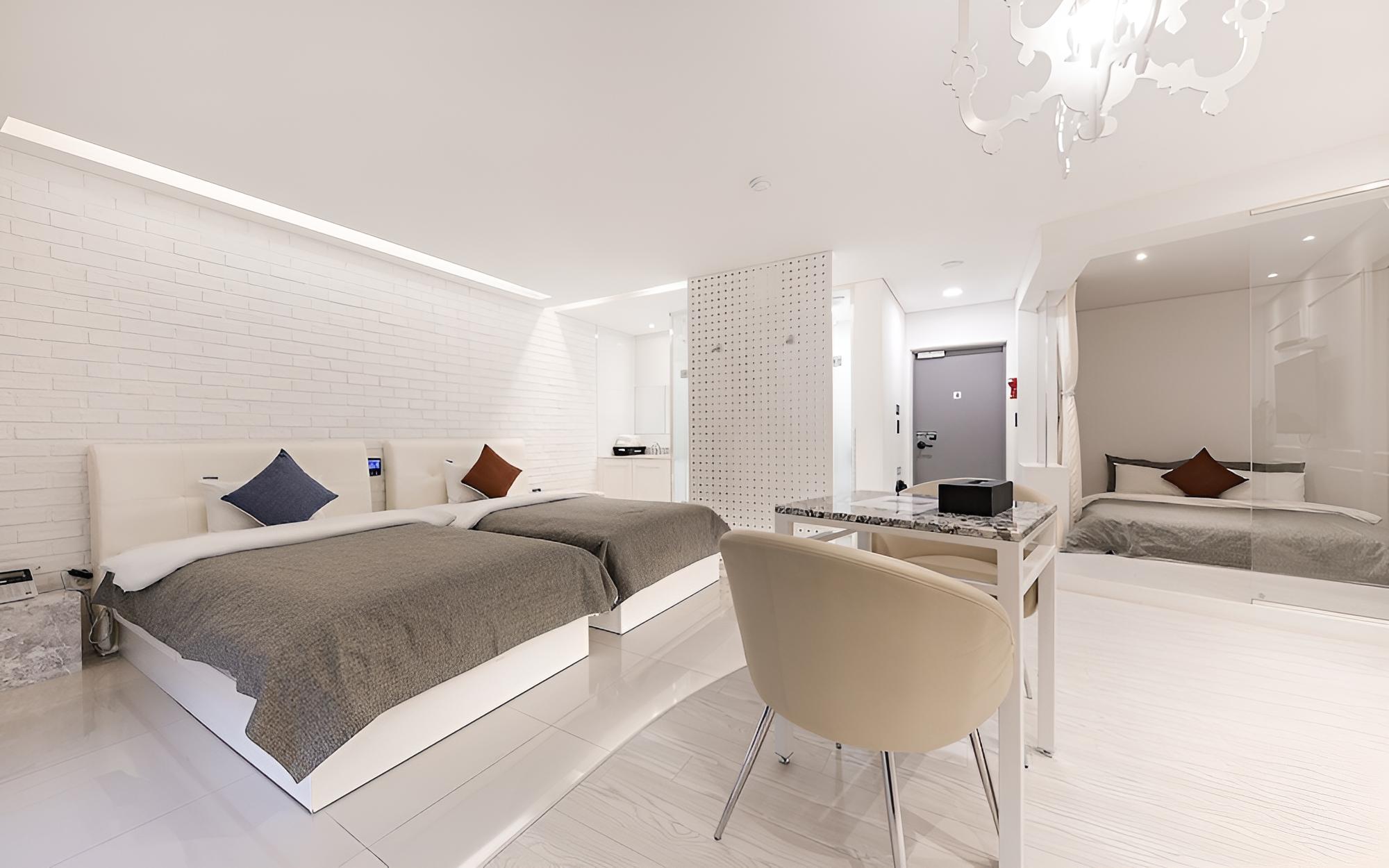 Room (Deluxe Twin (4 People)) - Photo 2