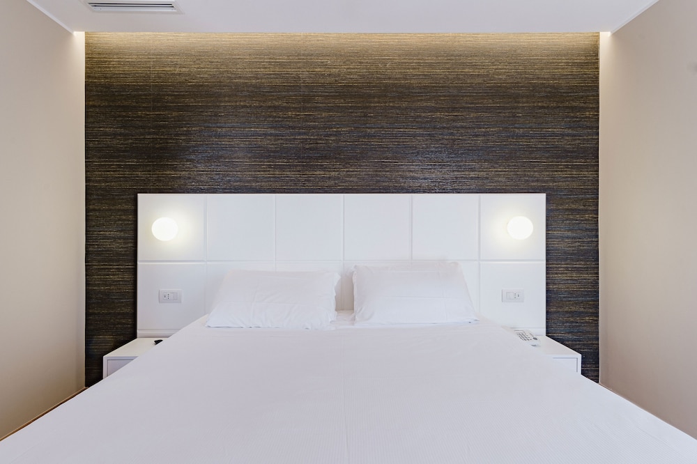 Deluxe Room, 1 Queen Bed - Photo 2