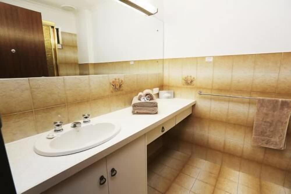 Budget Room (Queen Bed and 1 Single Bed) photo 3