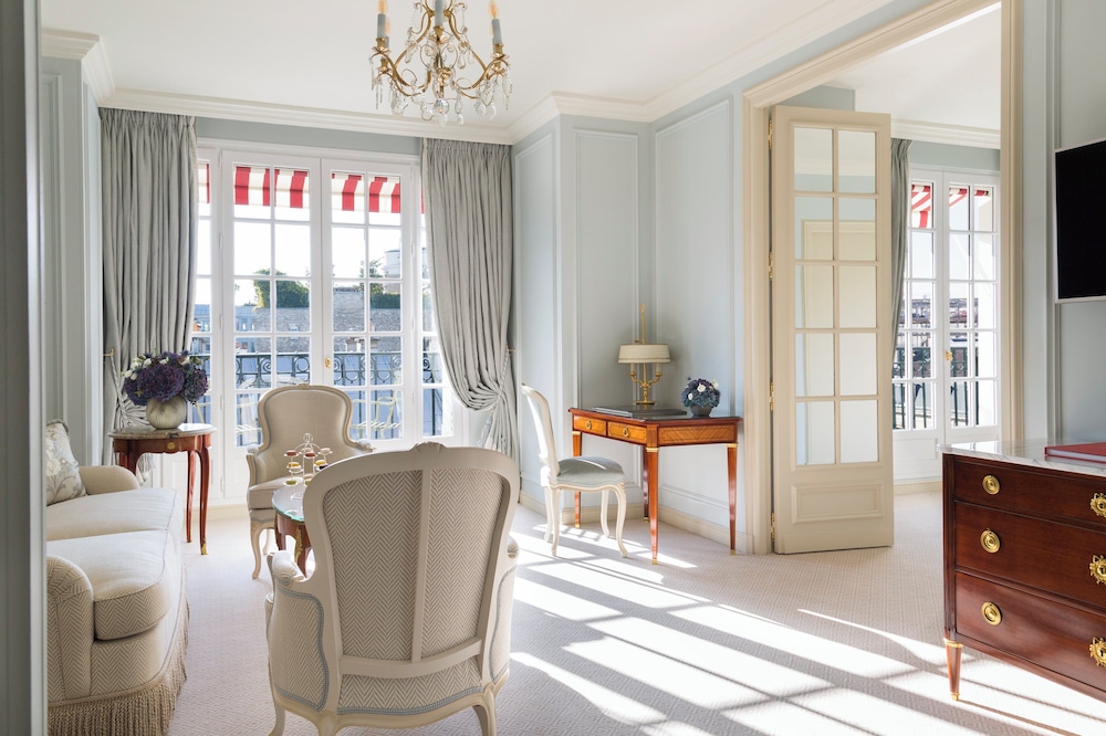 Deluxe Suite with Balcony photo 2