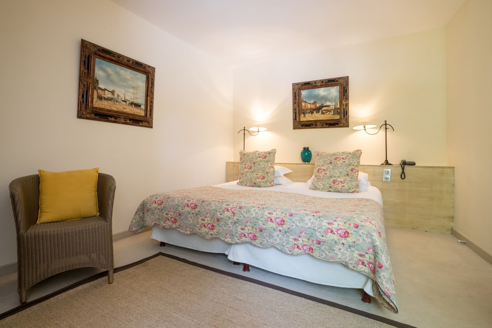 Courtyard Room - Photo 2