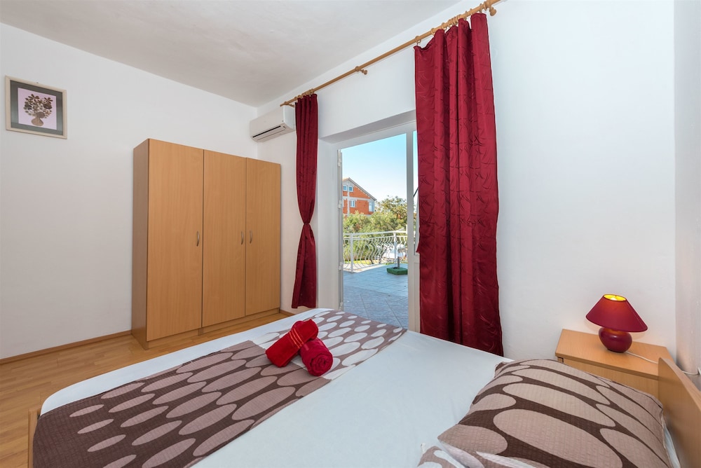 Room (S1)