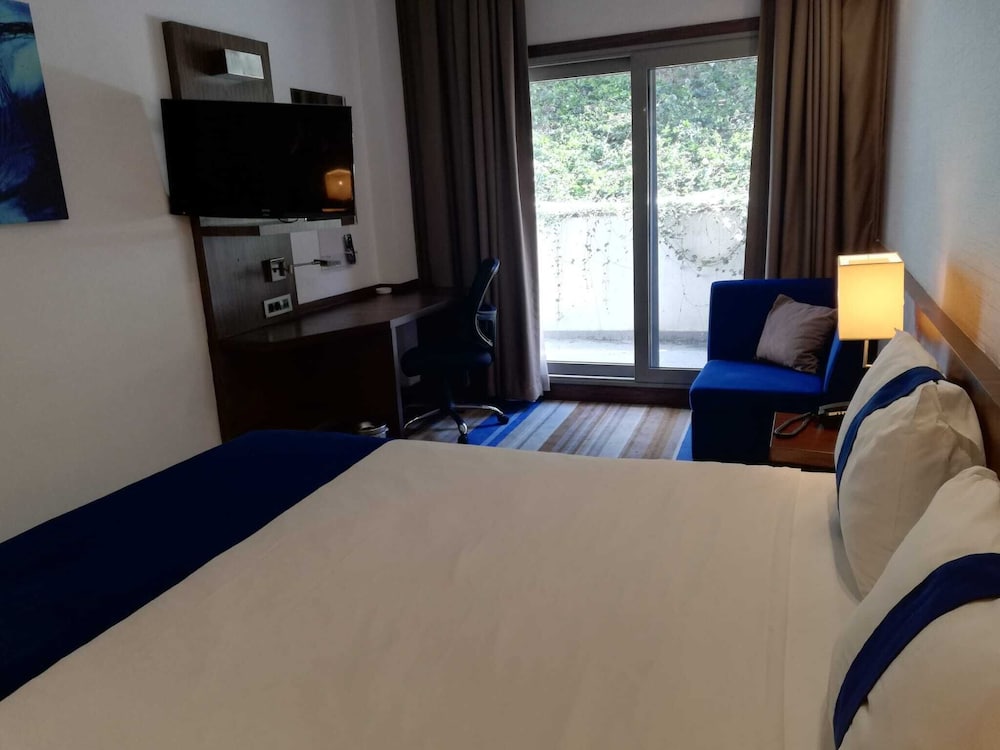 Standard Room, 1 King Bed, Balcony photo 1
