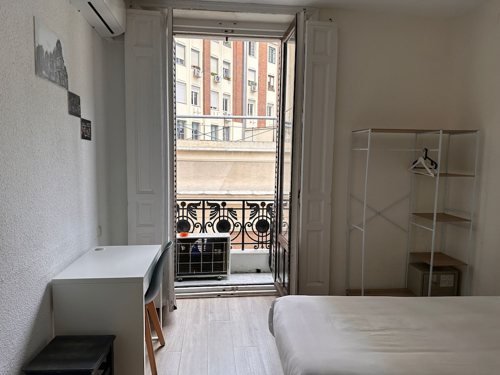 Habitación Triple Estándar, 3 Camas Individuales, Balcón, Vista a la Ciudad