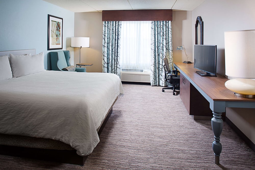 Standard Room, 1 King Bed Accessible (Mobility), Roll-in Shower photo 2
