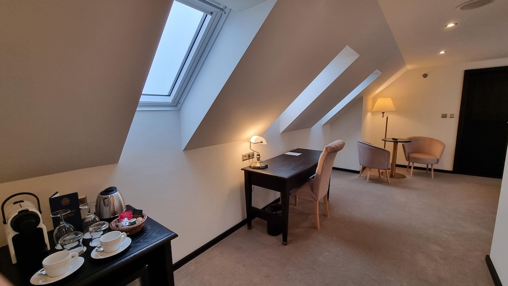 Attic room with stairs - Photo 2
