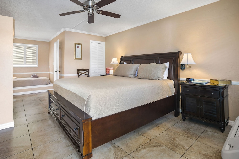 Standard Room, 1 King Bed, Non Smoking - Photo 3