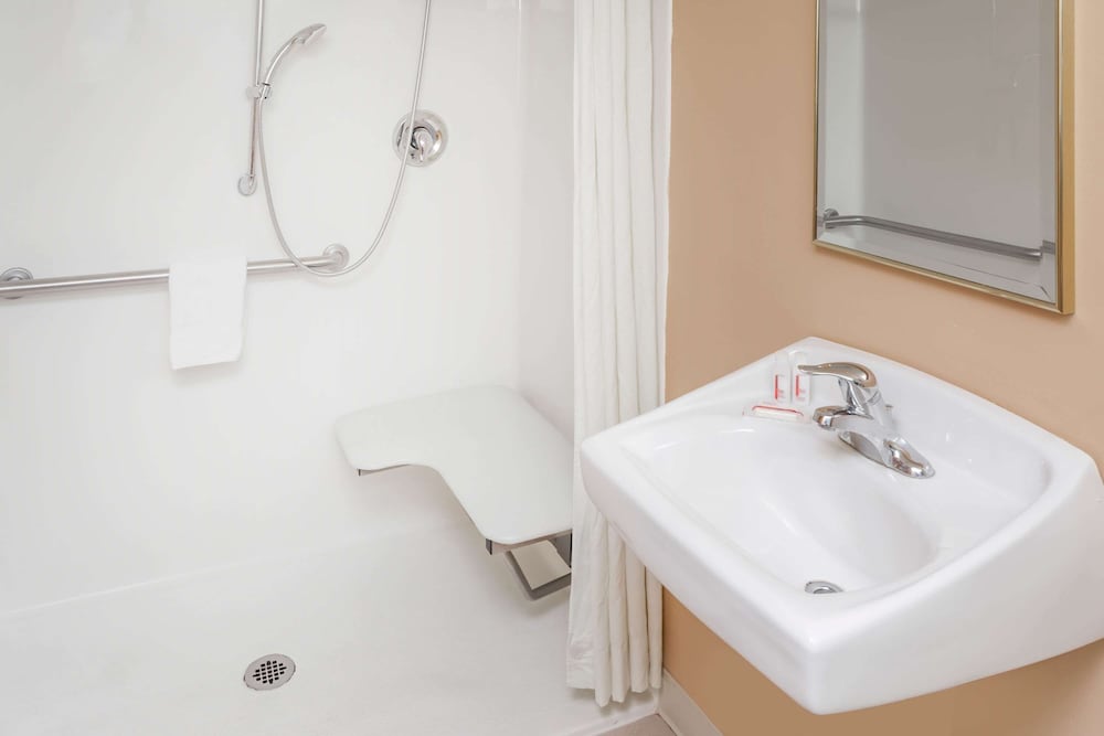 Room, 2 Queen Beds, Accessible, Non Smoking (Roll-In Shower) - Photo 6