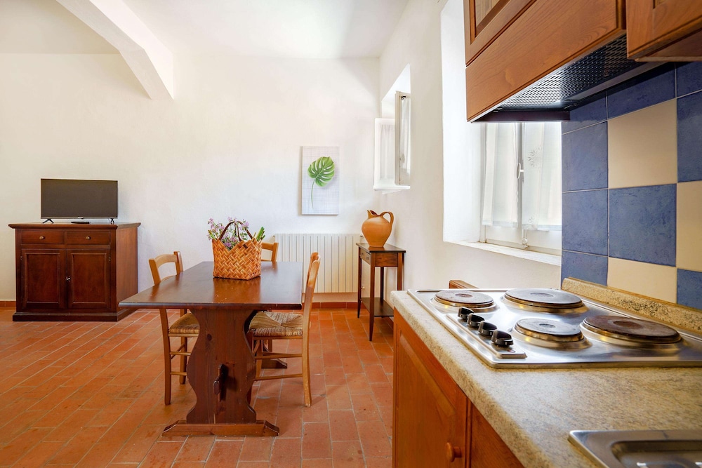 Basic Apartment - Photo 1
