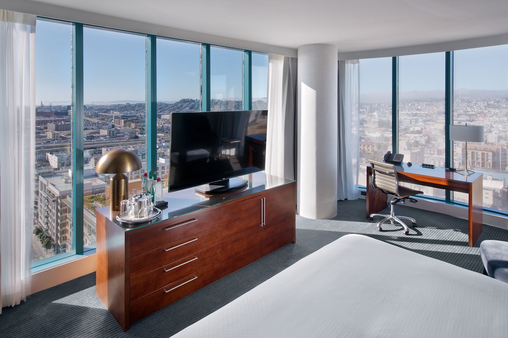 Premium Room, 1 King Bed, Corner (View) - Photo 2