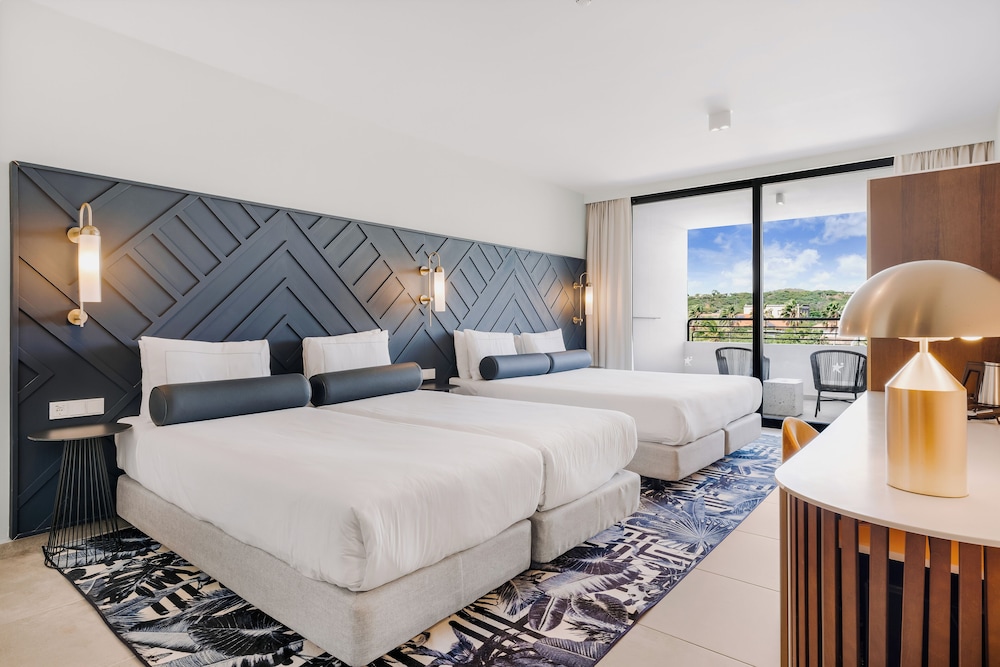 Room (2 King Beds) thumbnail 5