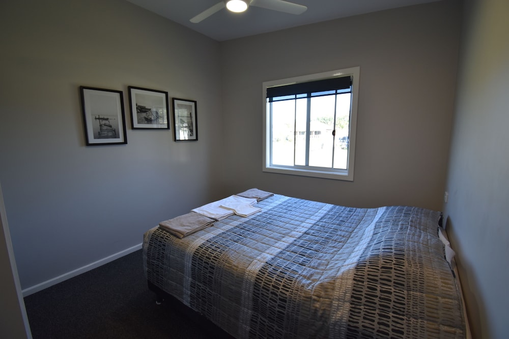 Luxury Apartment, 2 Bedrooms, Poolside (Unit 8) photo 3
