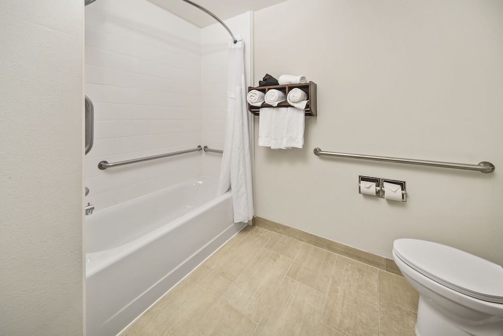Standard Room, 1 King Bed, Accessible (Communication, Accessible Tub) - Photo 5
