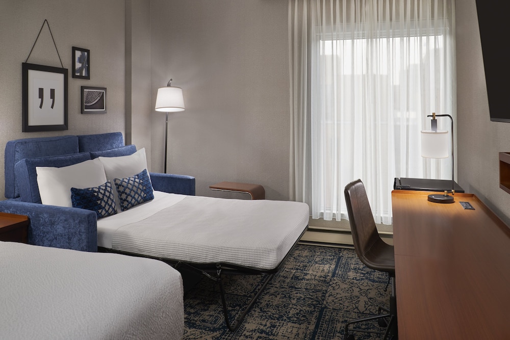 Deluxe Room, 1 King Bed with Sofa bed photo 2