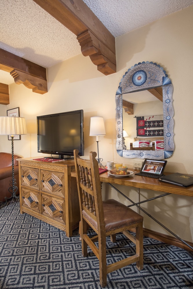 Deluxe Room, 1 King Bed - Photo 3