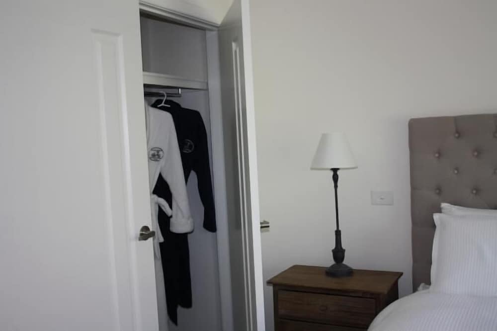 Standard Suite, 2 Bedrooms, Non Smoking, Kitchen photo 2