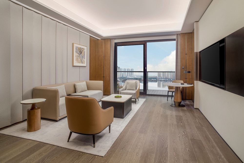 Executive Suite, 1 King Bed, Lake View photo 2