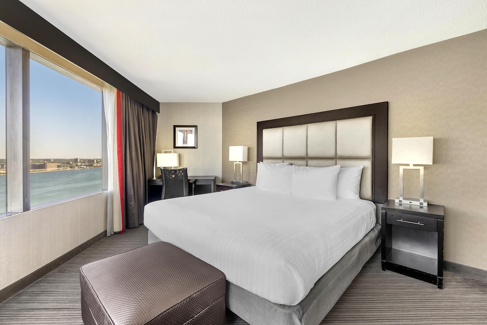 Standard Room, 1 King Bed, Refrigerator, River View (Panoramic View) - Photo 1