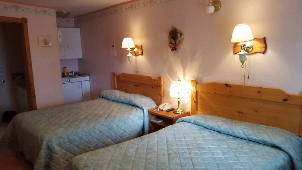 Economy Quadruple Room, 2 Double Beds photo 2