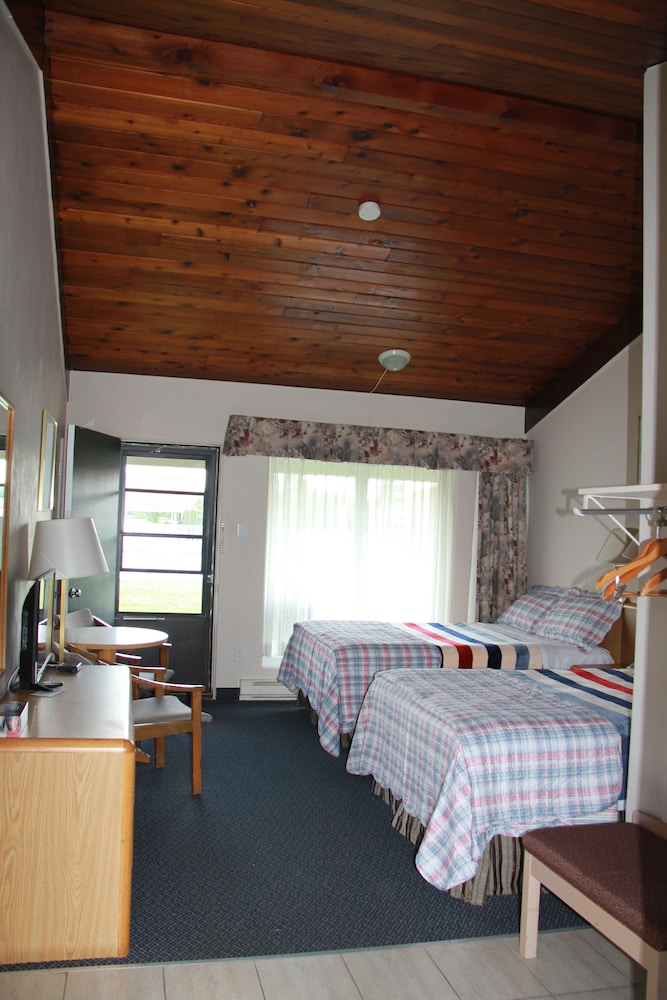 Room, 2 Queen Beds, Non Smoking, Pool View photo 2