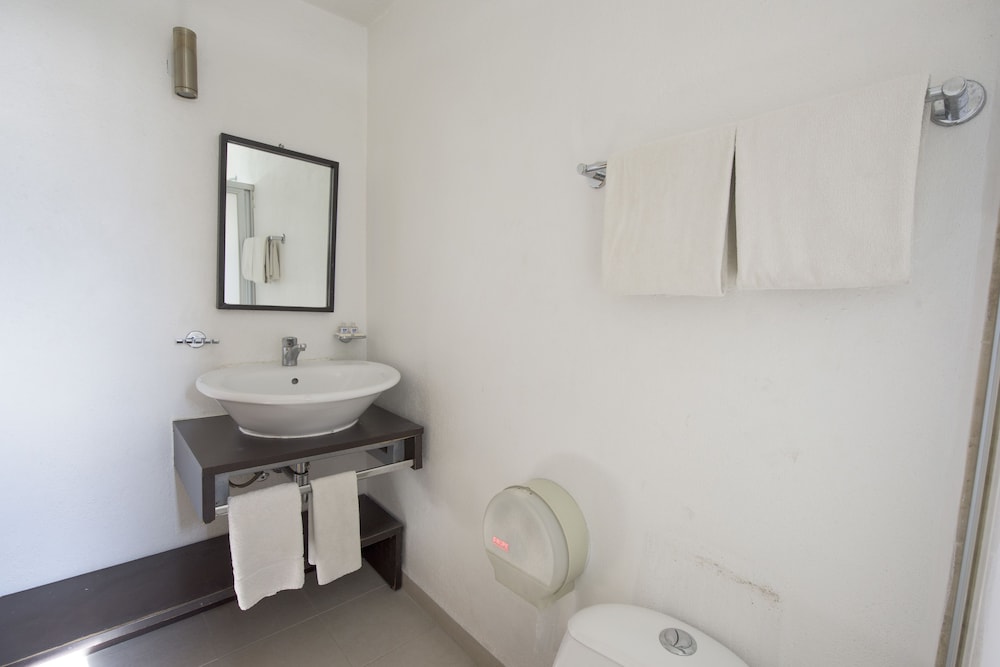 Standard Single Room, 1 Queen Bed - Photo 6