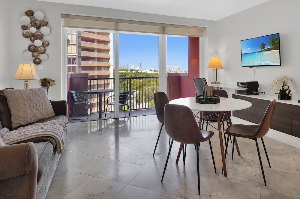 Comfort Condo, 1 King Bed with Sofa bed, Balcony, Ocean View photo 1