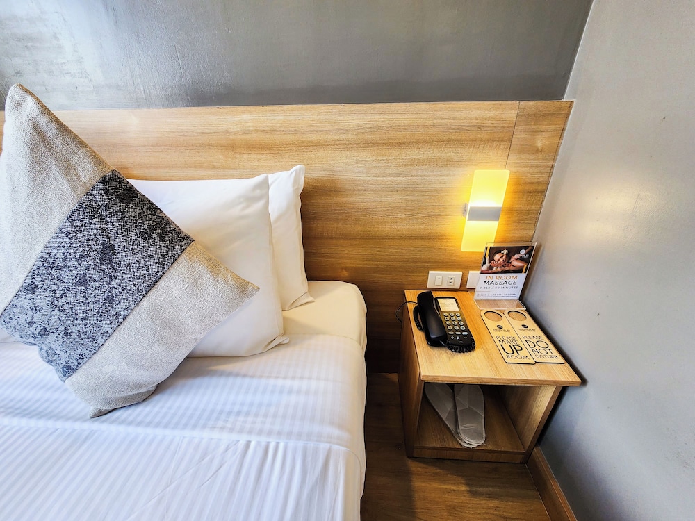 Deluxe Room, 1 Queen Bed photo 3