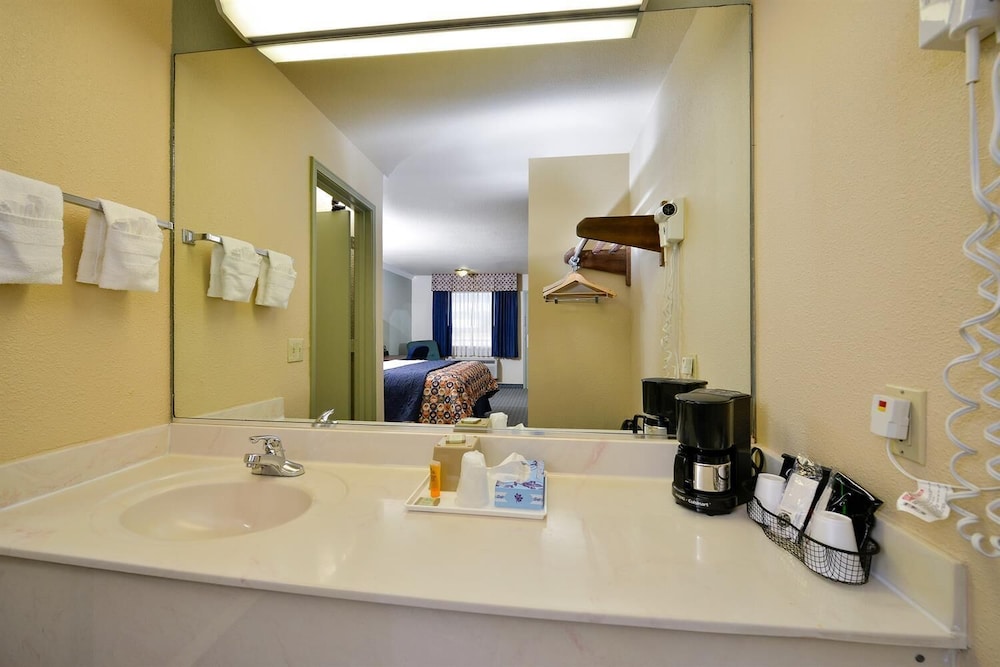 Room, 1 King Bed, Smoking - Photo 6