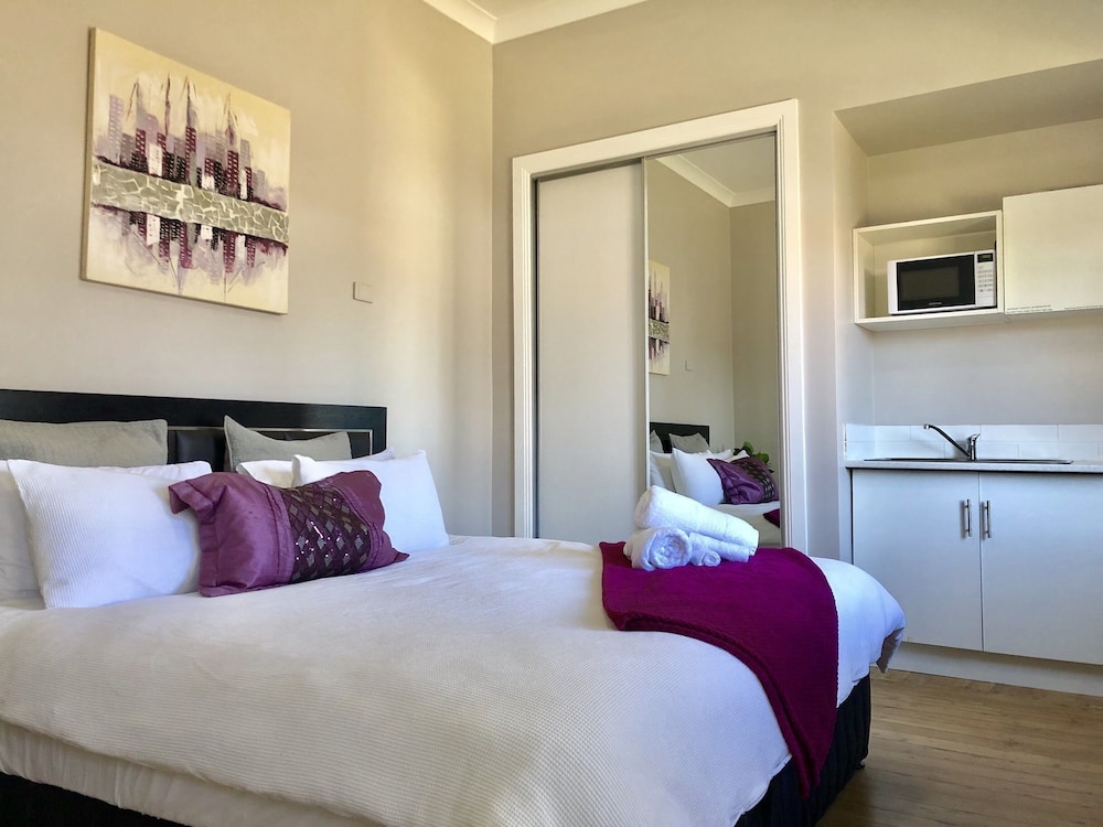 Deluxe Studio, 1 Queen Bed With Sofa Bed photo 3
