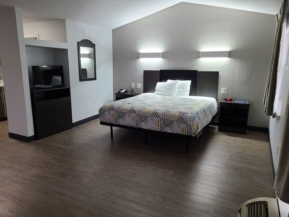 Deluxe Room, 1 Queen Bed, Smoking, Kitchenette - Photo 5