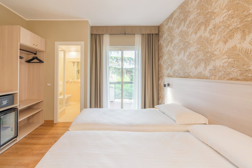 Comfort Double or Twin Room, Balcony thumbnail 5