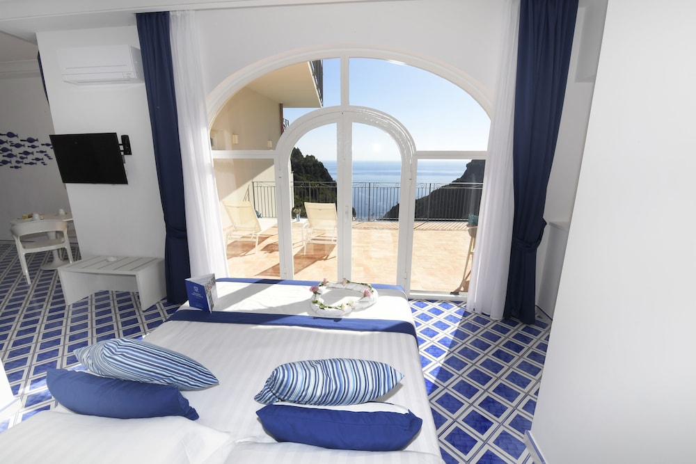 Deluxe Double Room, 1 Queen Bed with Sofa bed, Sea View