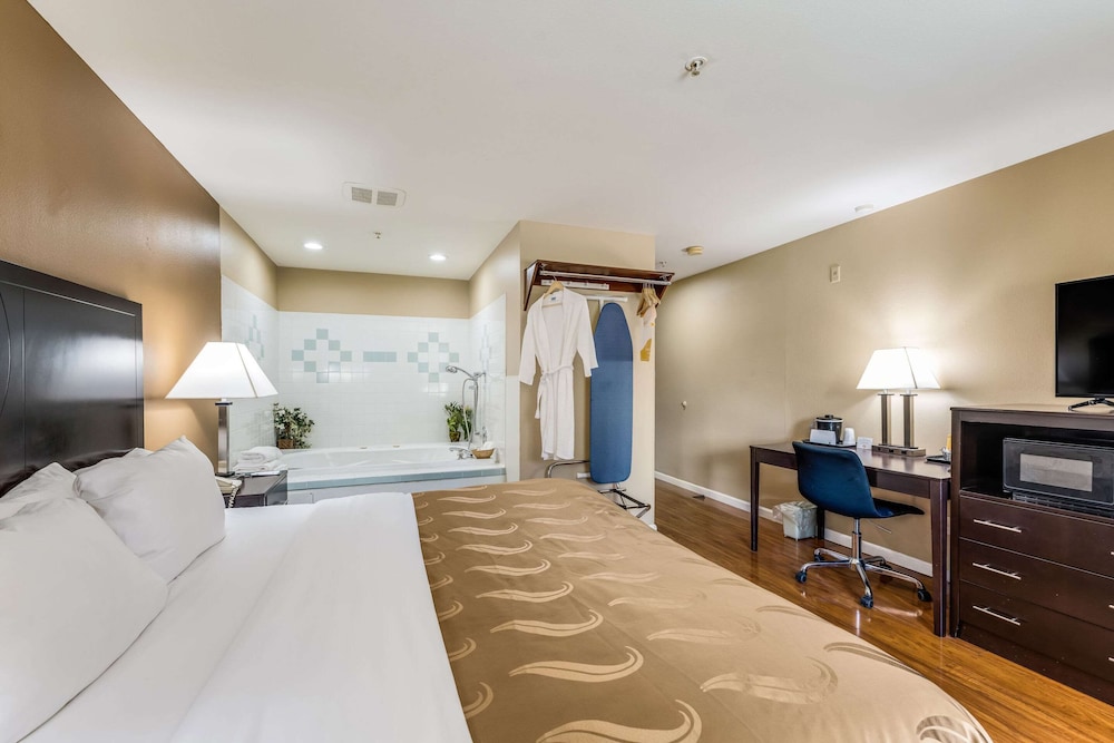 Room, 1 King Bed, Non Smoking - Photo 4