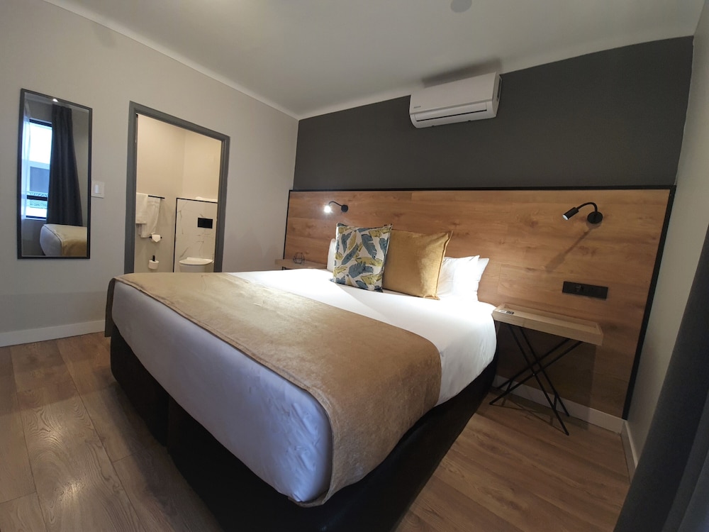 Deluxe Suite, 1 King Bed with Sofa bed, Ensuite, Courtyard View photo 1