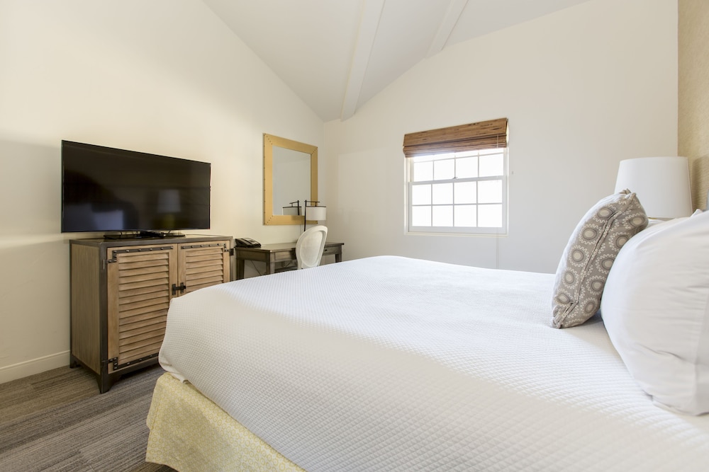 Suite, 1 King Bed, Fireplace, Partial Ocean View - Photo 1