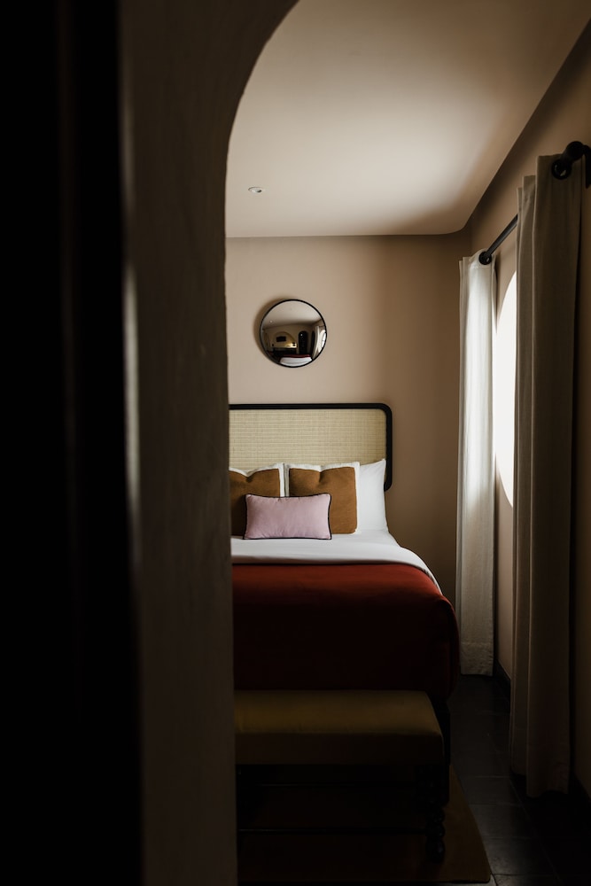 Design Single Room, 1 Queen Bed - Photo 4