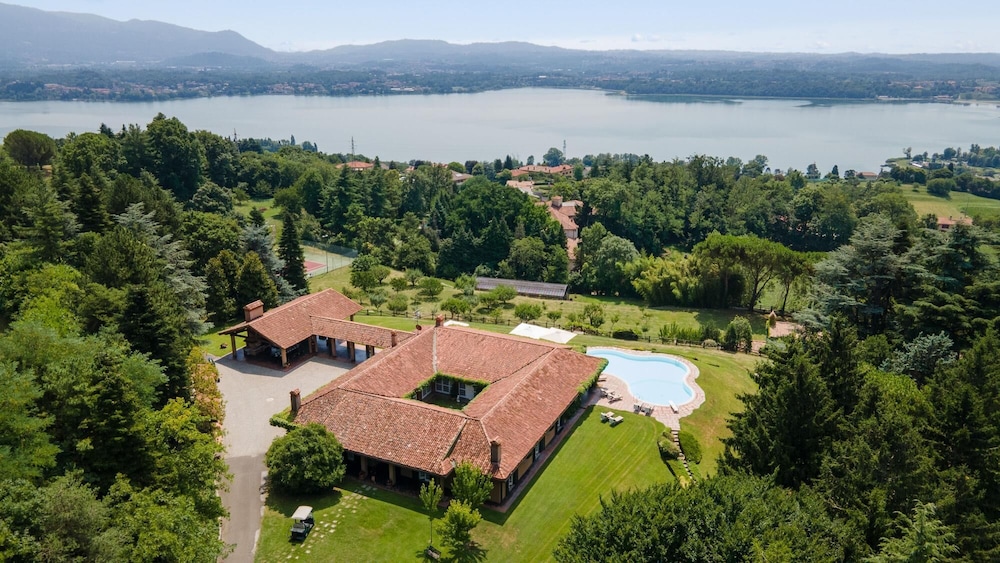Villa photo 1