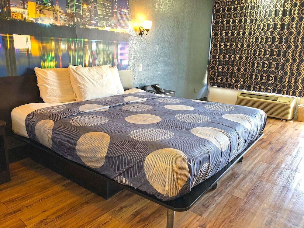 Room, 1 King Bed, Smoking photo 2