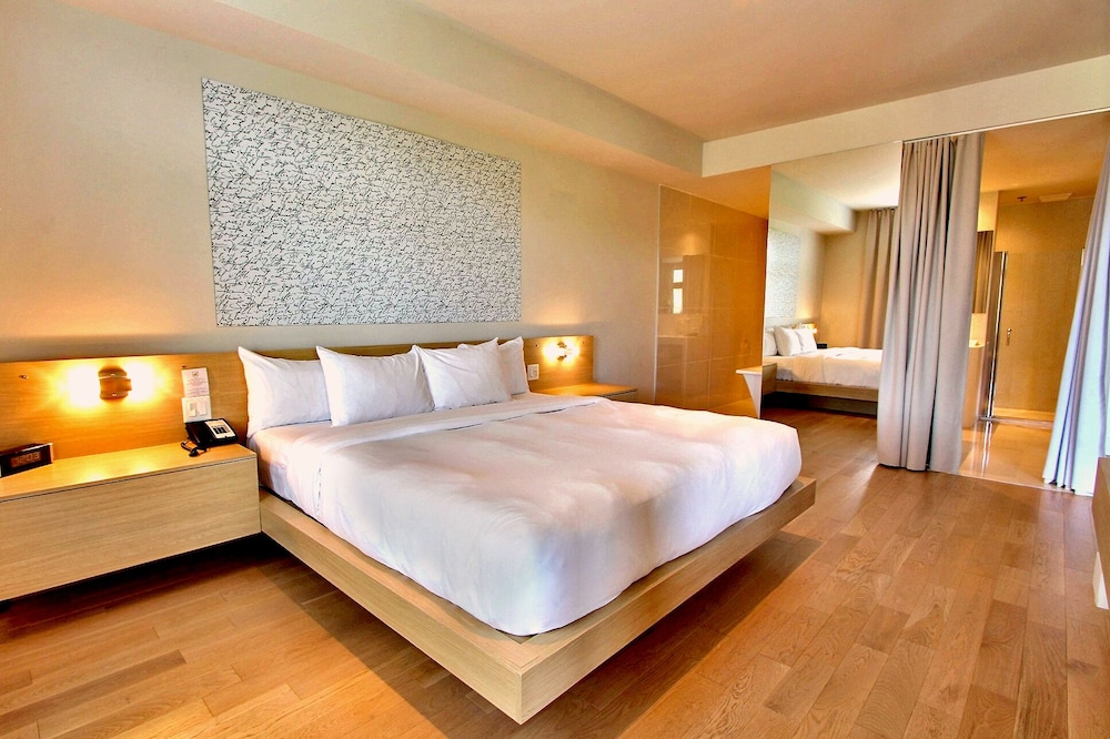 Executive Suite, 1 King Bed with Sofa bed, Vineyard View