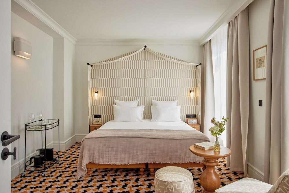 Junior Suite, 1 King Bed thumbnail 5