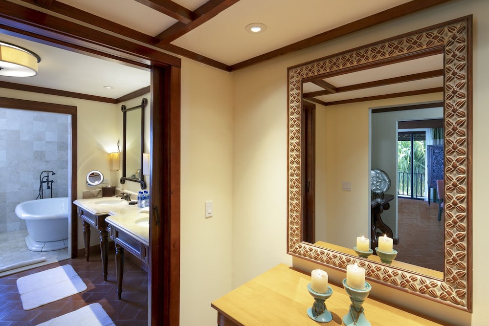 Suite, 1 Bedroom, Balcony (Oceanfront) - Photo 7